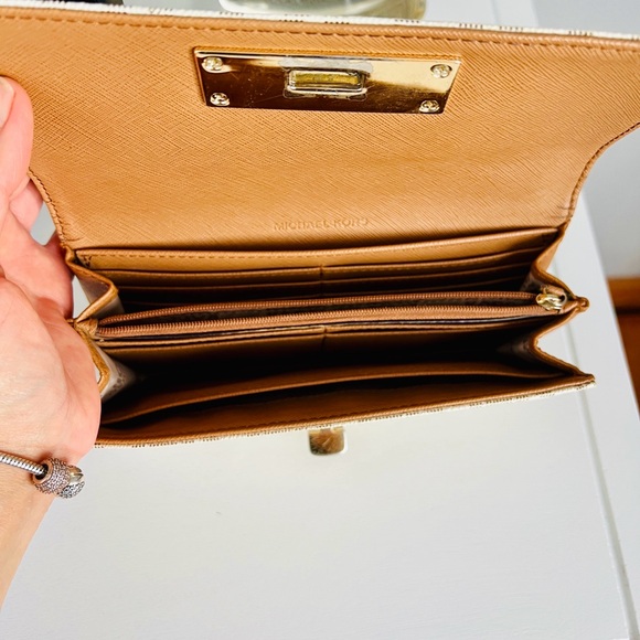 Michael Kors Callie Carryall monogrammed coated canvas handbag in vanilla Wallet - Picture 4 of 6